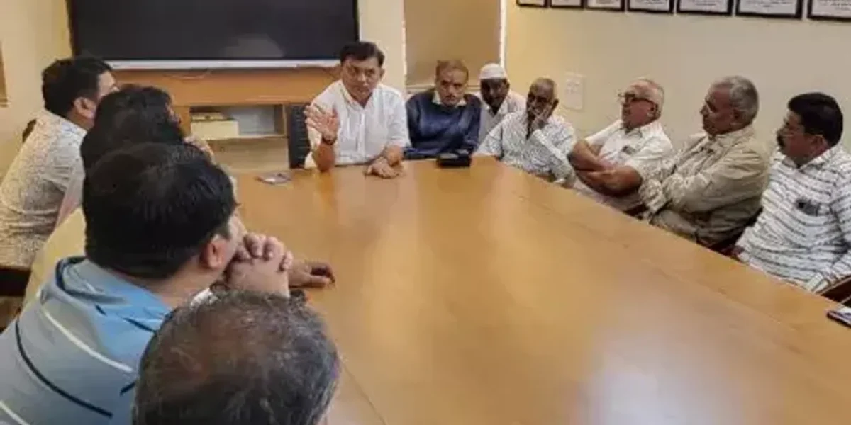 અમરેલી : સાવરકુંડલા APMCમાં 3 દિવસની હડતાળનો અંત આવ્યો, ધારાસભ્યની અધ્યક્ષતામાં મળી હતી બેઠક