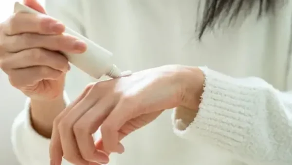 શું શિયાળામાં તમારી ત્વચા શુષ્ક અને નિર્જીવ થઈ ગઈ છે ? તો આ રીતે કરો તેનો ઉપાય…