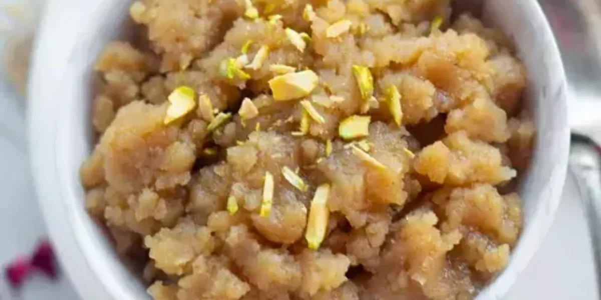 જો તમને પણ મંદિરમાં બનતા પ્રસાદ જેવો સ્વાદ જોઈતો હોય તો, આ લોટનો હલવો બનાવવાની રેસીપી અજમાવો.
