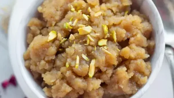 જો તમને પણ મંદિરમાં બનતા પ્રસાદ જેવો સ્વાદ જોઈતો હોય તો, આ લોટનો હલવો બનાવવાની રેસીપી અજમાવો.