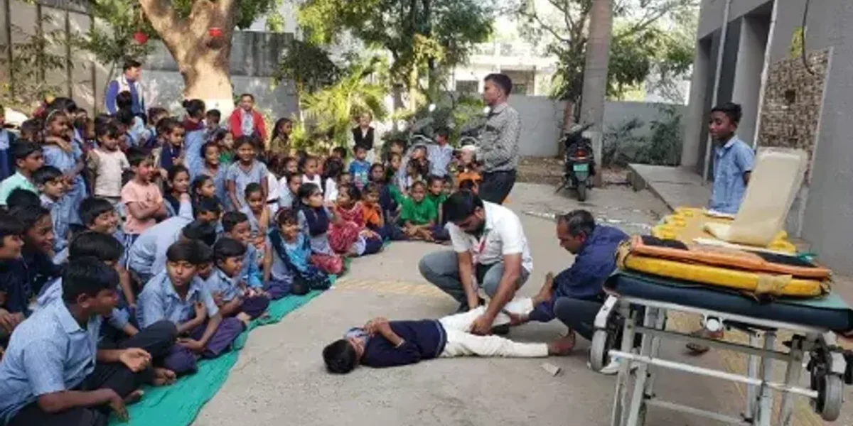 ખેડા : ડુમરાલ પ્રા. શાળા ખાતે “શાળા સલામતી સપ્તાહ” અંતર્ગત આપત્તિ વિષયો પર ડેમોન્સ્ટ્રેશન યોજાયું…