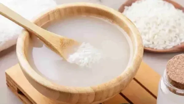 ચોખાનું પાણી વાળ અને ત્વચા માટે ફાયદાકારક છે, જાણો તેના અદભૂત ફાયદા વિશે.