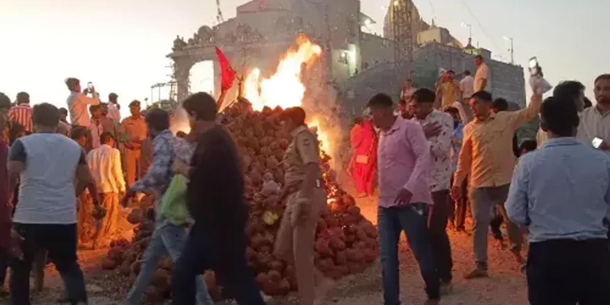 યાત્રાધામ પાવાગઢ મહાકાળી મંદિર ખાતે શાસ્ત્રોક્ત વિધિ મુજબ નાળિયારની હોળી પ્રગટાવવામાં આવી