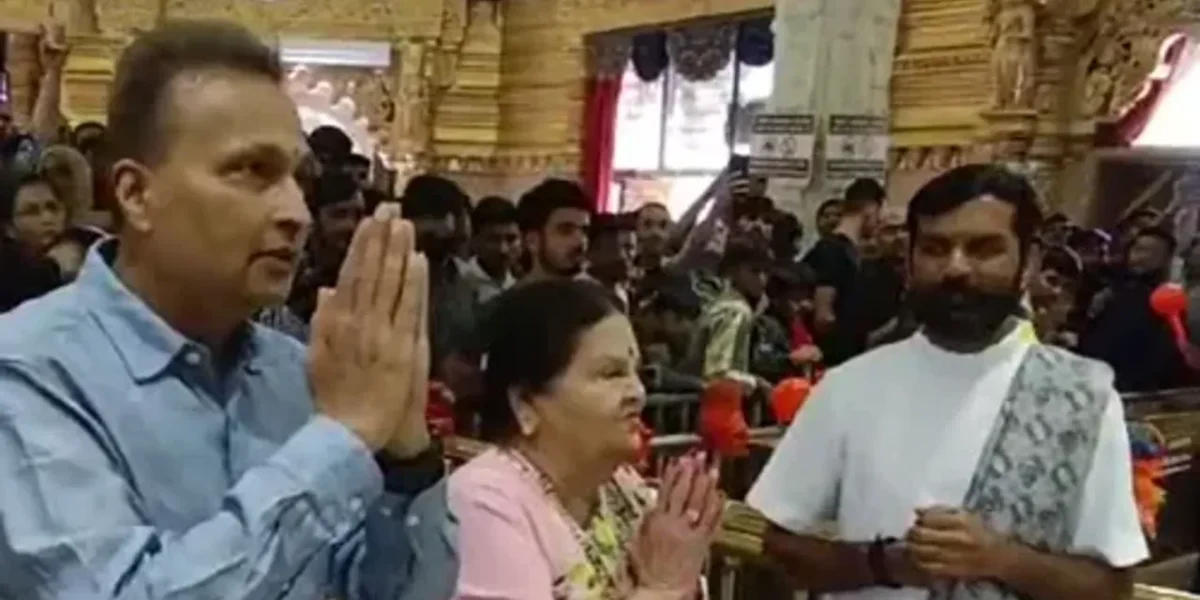 કોકિલાબેન-અનિલ અંબાણી સાળંગપુર ધામમાં, પૂજા કરીને ધજા ચઢાવી, કોઠારી સ્વામીએ મૂર્તિ આપી