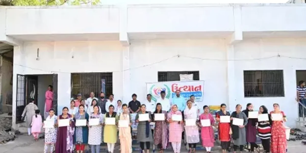 ભરૂચ: પ્રગતિ ગ્લાસ કંપની દ્વારા સામાજિક જવાબદારીના ભાગરૂપે મહિલાઓને સીવણ મશીનનું વિતરણ
