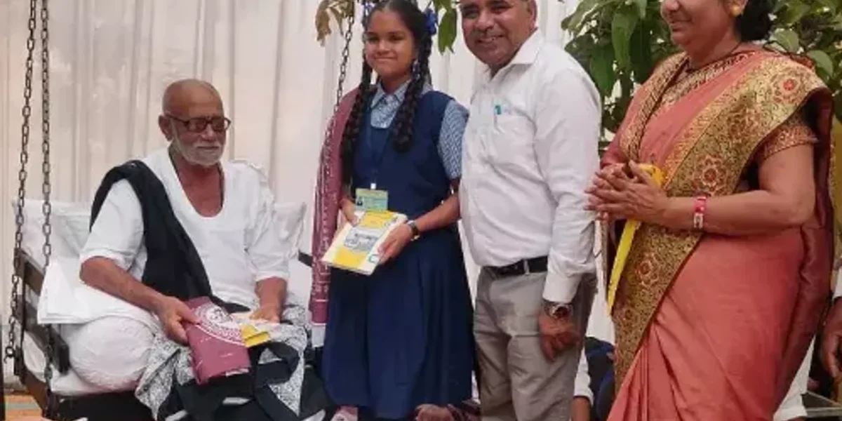 ભરૂચ: 8માં ધોરણમાં અભ્યાસ કરતી વિદ્યાર્થીનીએ લખ્યુ પુસ્તક, મોરારી બાપુના હસ્તે કરાયુ વિમોચન