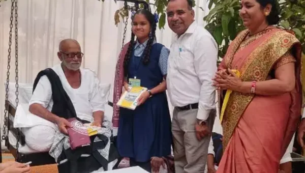 ભરૂચ: 8માં ધોરણમાં અભ્યાસ કરતી વિદ્યાર્થીનીએ લખ્યુ પુસ્તક, મોરારી બાપુના હસ્તે કરાયુ વિમોચન