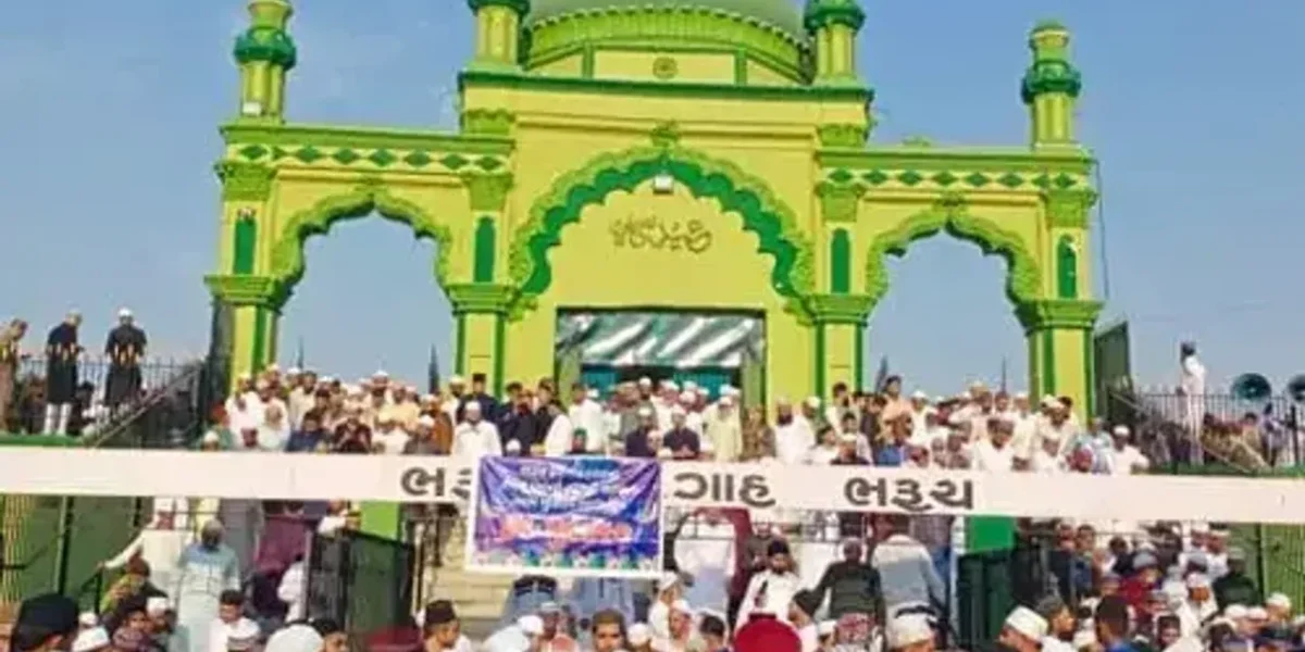 ભરુચ-અંકલેશ્વરમાં ઈદગાહ મેદાન ખાતે મુસ્લિમ બિરાદરોએ નમાજ અદા કરી, ઈદની નમાજ બાદ પરસ્પર મુબારકબાદી પાઠવી