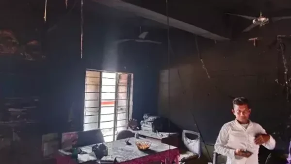 ભરૂચ: નેત્રંગની અરેઠી પ્રાથમિક શાળામાં આગ, કમ્પ્યુટર સહિતનો સામાન બળીને ખાક