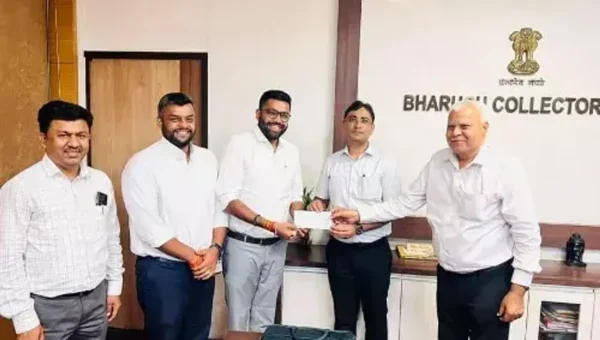 ભરૂચની જય શ્રી અંબે ચેરીટેબલ ટ્રસ્ટ દ્વારા રાજકોટ આગ દુર્ઘટનામાં ભોગ બનનાર પરિવારોને આર્થીક સહાયનો ચેક અર્પણ કર્યો