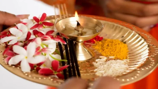ભગવાનની આરતી કરીએ તો છીએ, જાણો આરતીનું મહત્વ..