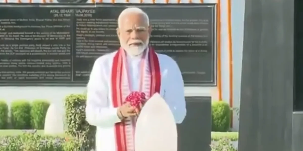 શપથ ગ્રહણ પૂર્વે નરેન્દ્ર મોદીએ મહાત્મા ગાંધી અને અટલ બિહારી વાજપેયીને કર્યા નમન