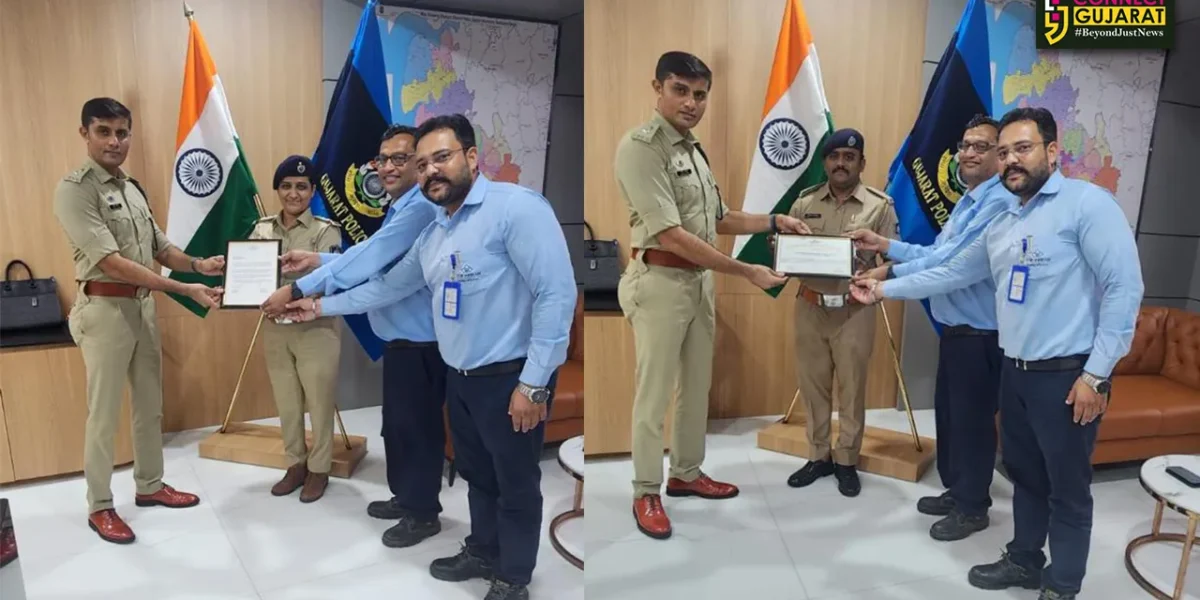 ભરૂચ: પુરના પાણી વચ્ચે અદમ્ય સાહસ સાથે ફરજ બજાવનાર પોલીસકર્મીઓનું એસ.પી.મયુર ચાવડાના હસ્તે કરાયુ સન્માન