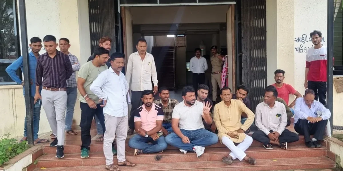 નેત્રંગ તાલુકામાં વિકાસના કામોની ફાળવણીમાં વ્હાલા દવલાની નીતિના કોંગ્રેસ અગ્રણીના આક્ષેપ સાથે ધરણા પ્રદર્શન