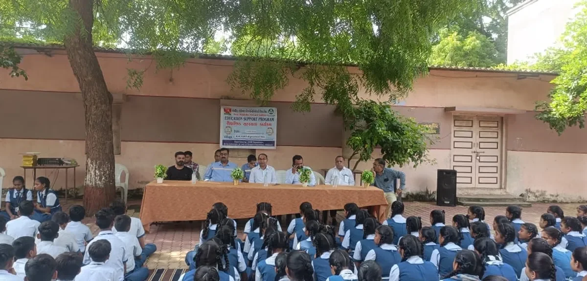 ભરૂચ: હાંસોટના ઇલાવ ગામે આવેલ R.K.વકીલ હાઈસ્કૂલમાં બિરલા સેલ્યુલોઝીક કંપની દ્વારા નોટબુકનું વિતરણ કરાયુ