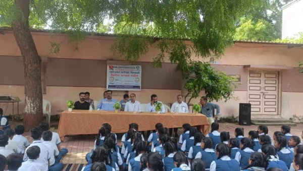 ભરૂચ: હાંસોટના ઇલાવ ગામે આવેલ R.K.વકીલ હાઈસ્કૂલમાં બિરલા સેલ્યુલોઝીક કંપની દ્વારા નોટબુકનું વિતરણ કરાયુ