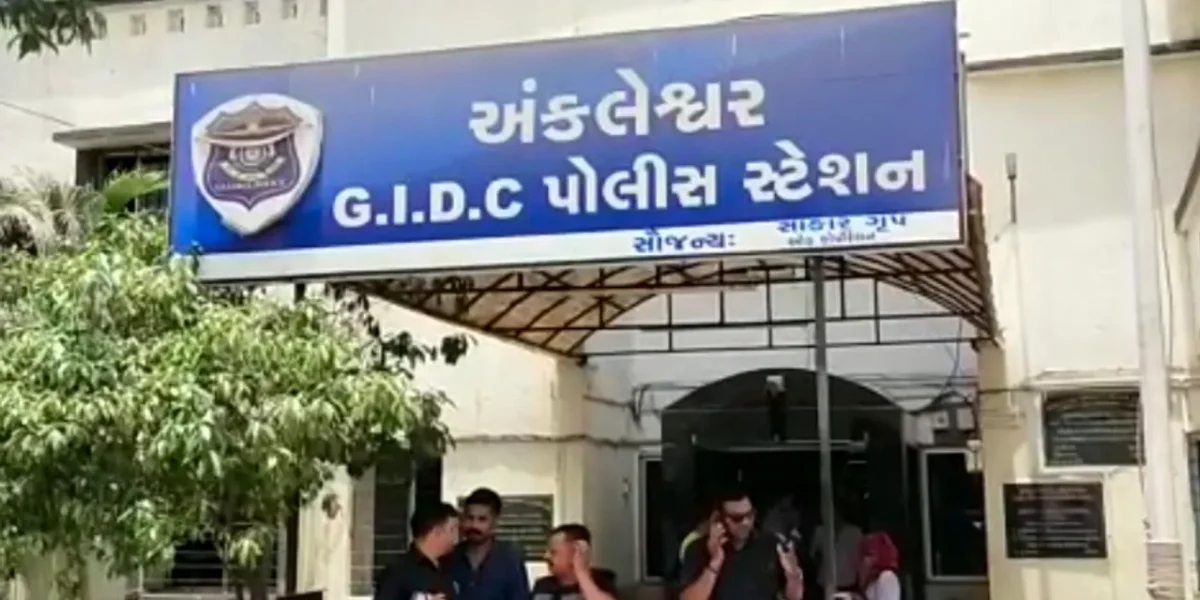 અંકલેશ્વર: કોસમડી ગામે વકફ બોર્ડની જમીન ખોટા દસ્તાવેજો બનાવી ગેરરીતિ આચરનાર મહિલા સહિત 2 લોકોની કરી ધરપકડ