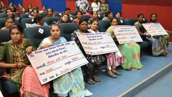 અંકલેશ્વર : PM મોદીની વર્ચ્યુઅલી ઉપસ્થિતિમાં  લખપતિ દીદી અભિયાન અંતર્ગત રૂ.42 લાખની સાધન સહાયનું વિતરણ