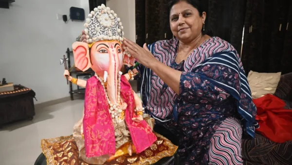 “બાપા ફ્રોમ છાપા” : નડિયાદમાં મહિલાએ છાપાના કાગળમાંથી શ્રીજીની અનોખી પ્રતિમા બનાવી…