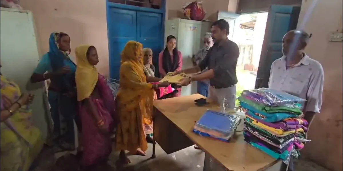 ભરૂચ : જંબુસરના મંગળાદ ગામે પૂર અસરગ્રસ્તોને કેશડોલ સહિત બહેનોને સાડીનું વિતરણ કરાયું…