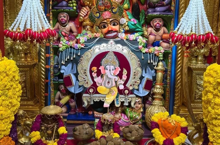 કષ્ટભંજનદેવ હનુમાનજી દાદાને ફૂલોનો દિવ્ય શણગાર કરાયો, ચૂરમા લાડુનો અન્નકુટ ધરાવાયો