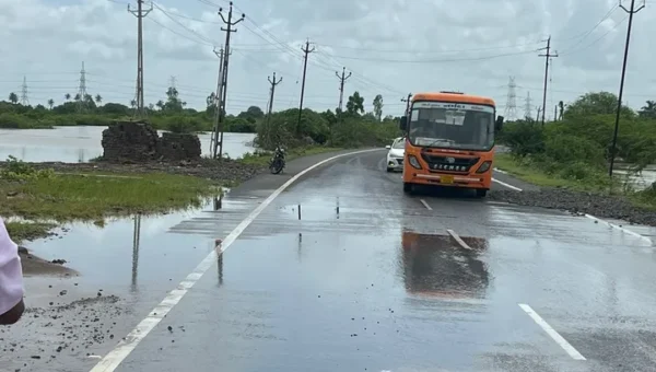 ભરૂચ હાંસોટથી ઓલપાડને જોડતા સ્ટેટ હાઇવે પર 28 કલાક બાદ વાહન વ્યવહાર શરૂ