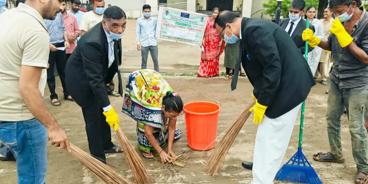 ભરૂચ: વાલિયા કોર્ટમાં સ્વરછતા અભિયાન હાથ ધરાયુ,કોર્ટ સંકુલમાં કરવામાં આવી સાફ સફાઈ