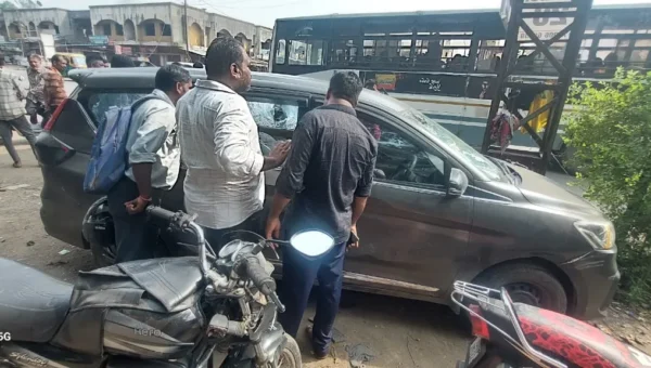 અંકલેશ્વર: મહાવીર ટર્નિંગ નજીક બેકાબુ કારચાલકે બાઈક અને મોપેડ ચાલકને ઉડાડયા, બન્ને સારવાર હેઠળ