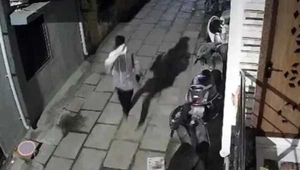 ભરૂચની અંબિકાનગરમાં તસ્કરો “ત્રાટક્યા” : મકાન માલિક જાગી જતાં તસ્કરો ભાગવામાં સફળ, એક તસ્કર CCTVમાં કેદ