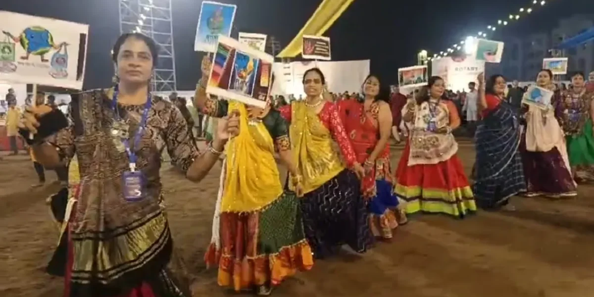 અંકલેશ્વર: રોટરી ક્લબ દ્વારા આયોજિત ગરબા મહોત્સવમાં ખેલૈયાઓ વ્યસન મુક્તિના બેનર સાથે ગરબે ઘૂમ્યા