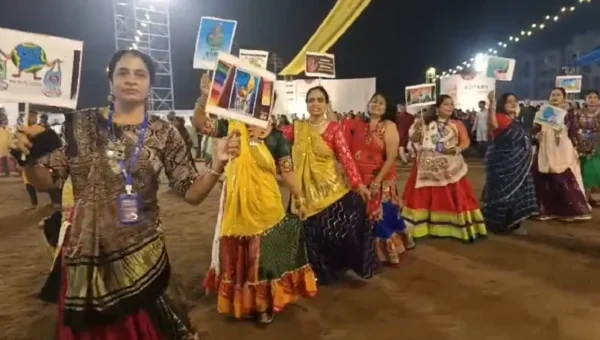 અંકલેશ્વર: રોટરી ક્લબ દ્વારા આયોજિત ગરબા મહોત્સવમાં ખેલૈયાઓ વ્યસન મુક્તિના બેનર સાથે ગરબે ઘૂમ્યા