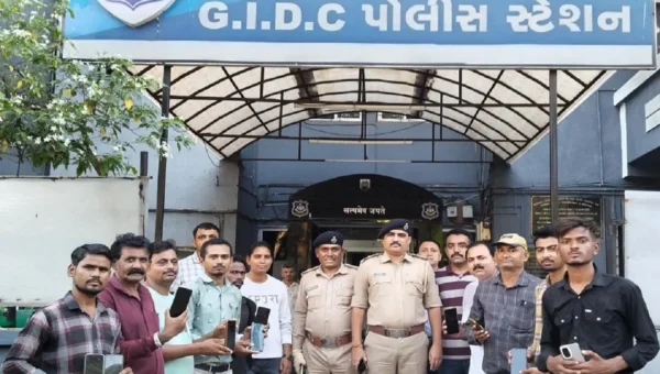 અંકલેશ્વર: GIDC પોલીસે ગુમ અથવા ચોરી થયેલ રૂ.4 લાખની કિંમતના 20 મોબાઈલ મૂળ માલિકોને પરત કર્યા