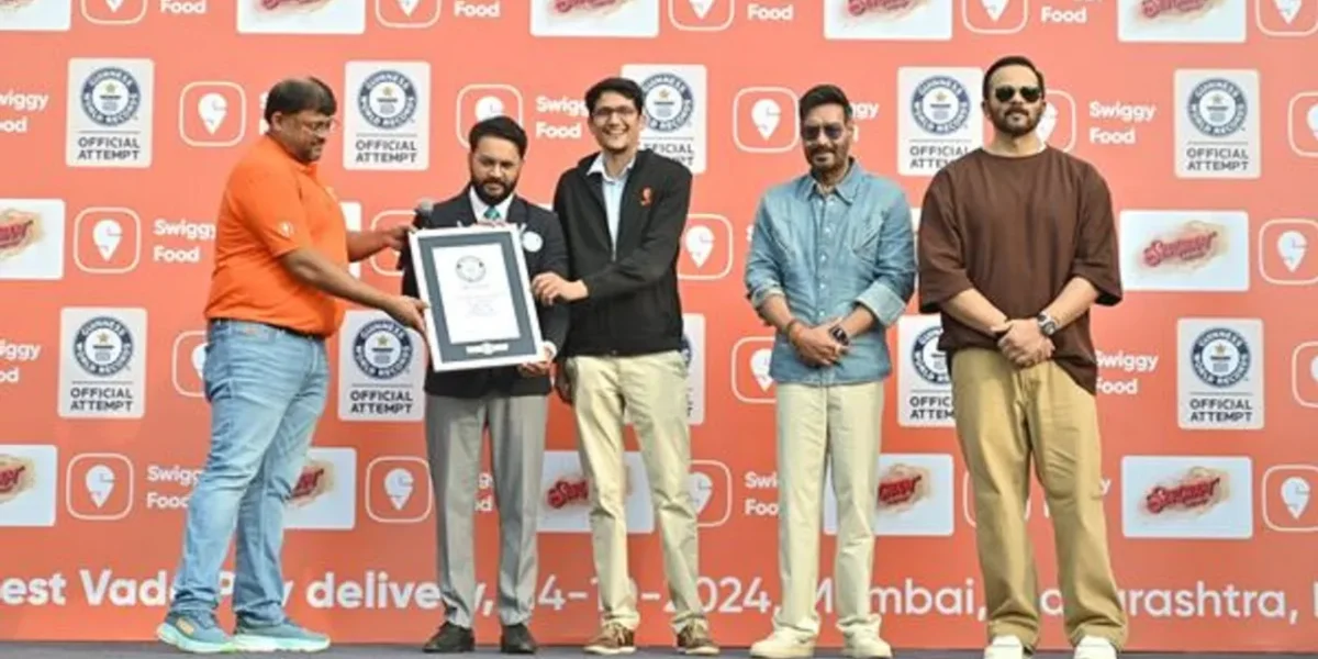 ‘સિંઘમ અગેઇન’ની ટીમે 11 હજાર બાળકોને ખવડાવ્યા વડાપાઉં, ગિનિસ બુક ઓફ વર્લ્ડ રેકોર્ડમાં મળ્યુ સ્થાન