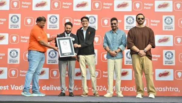 ‘સિંઘમ અગેઇન’ની ટીમે 11 હજાર બાળકોને ખવડાવ્યા વડાપાઉં, ગિનિસ બુક ઓફ વર્લ્ડ રેકોર્ડમાં મળ્યુ સ્થાન