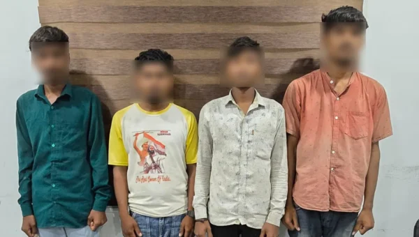 અંકલેશ્વર: ચાલુ બાઈકે ફોન પર વાત કરતા લોકોના મોબાઇલની ચોરી કરતા 4 આરોપીઓની પોલીસે કરી ધરપકડ