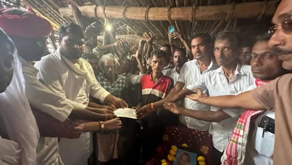 MLA ચૈતર વસાવાએ છોટાઉદેપુરના તુરખેડા ગામની લીધી મુલાકાત, માર્ગના અભાવે સગર્ભાનું નિપજ્યું હતું મોત