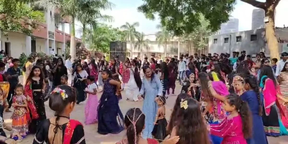 ભરૂચ: હાંસોટના ઇલાવની RK વકીલ હાઈસ્કૂલમાં ગરબા સ્પર્ધા યોજાય, બેન્ક ઓફ બરોડા રી.ઓફિસર્સ એશો.દ્વારા સાઉન્ડ સિસ્ટમની ભેટ અપાય