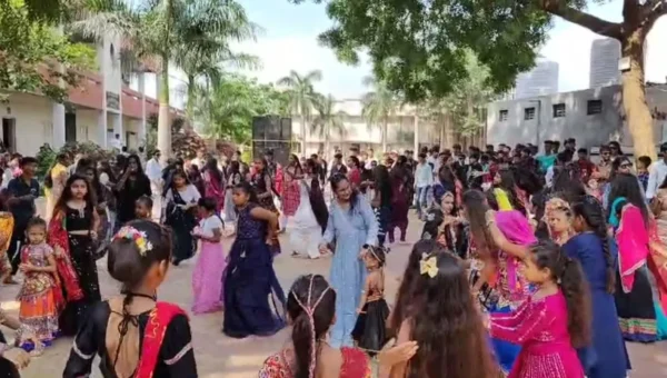 ભરૂચ: હાંસોટના ઇલાવની RK વકીલ હાઈસ્કૂલમાં ગરબા સ્પર્ધા યોજાય, બેન્ક ઓફ બરોડા રી.ઓફિસર્સ એશો.દ્વારા સાઉન્ડ સિસ્ટમની ભેટ અપાય