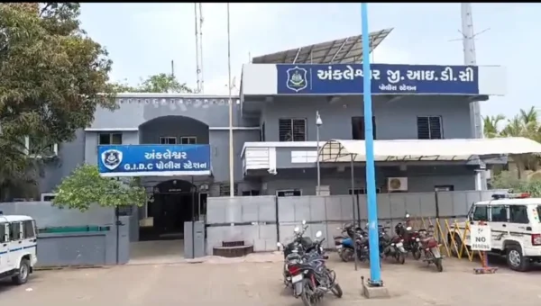 અંકલેશ્વર: પોલીસે 2 અલગ અલગ સ્થળોએથી વિદેશી દારૂનો જથ્થો ઝડપી પાડ્યો, 4 લોકોની ધરપકડ