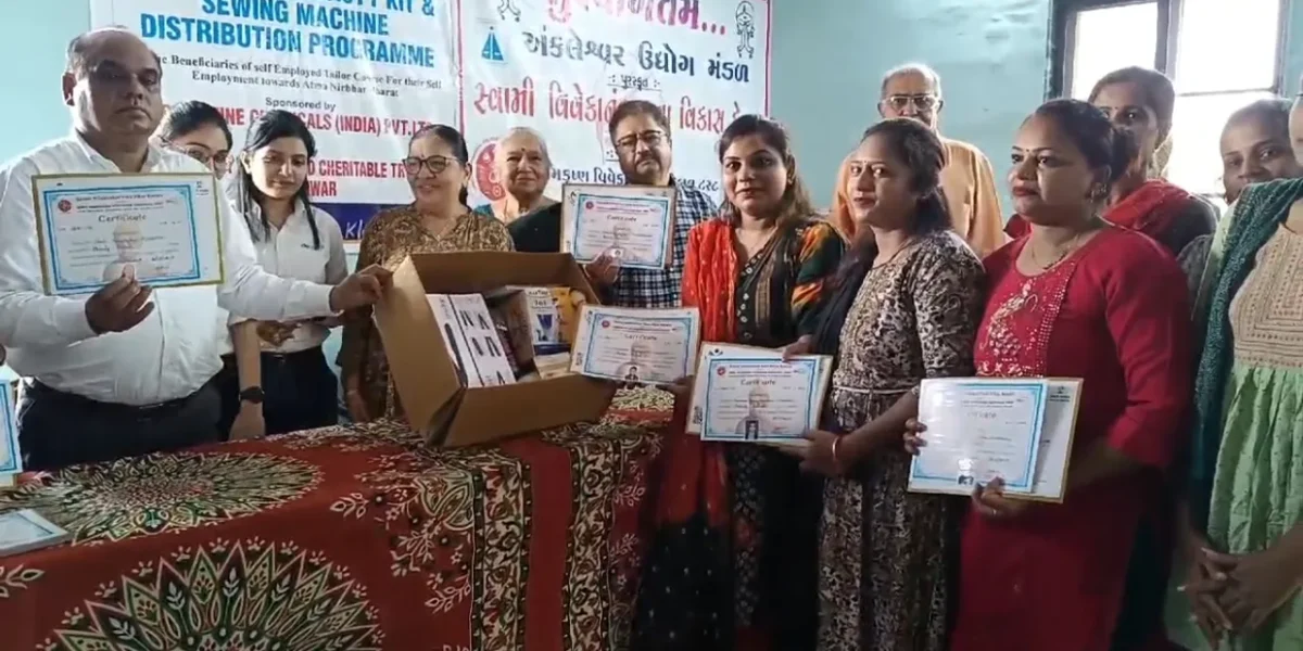 અંકલેશ્વર: રામકૃષ્ણ વિવેકાનંદ ચેરીટેબલ ટ્રસ્ટ દ્વારા બહેનોને બ્યુટીપાર્લરની કીટનું કરાયુ વિતરણ