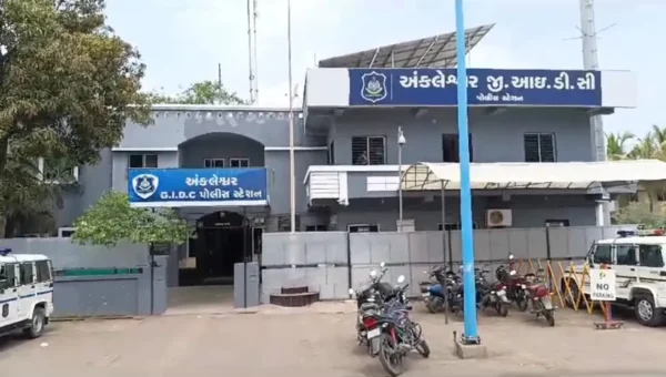 અંકલેશ્વર: GIDCમાં નિર્માણાધીન બિલ્ડીંગના ત્રીજા માળેથી સળિયો પડતા નીચે કામ કરી રહેલ શ્રમિકનું મોત