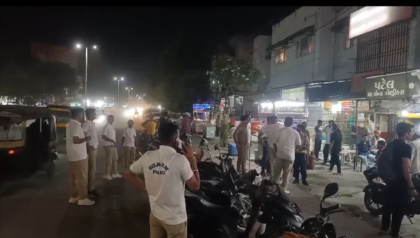 અંકલેશ્વર: તહેવારોના સમયમાં પોલીસે દુકાનદારોને કરી ટકોર,પોતાના વાહનો વ્યવસ્થિત પાર્ક કરવા આપી સૂચના