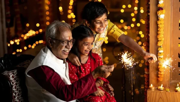 દિવાળી દરમિયાન ફટાકડા કે દીવાથી હાથ બળી જાય તો આ વસ્તુઓથી તરત રાહત મળે.