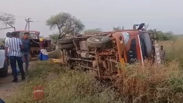 ભરૂચ : વાગરા-સાયખા માર્ગ પર પ્લાય ભરેલ આઈશર ટેમ્પો પલટી મારી જતાં અકસ્માત સર્જાયો