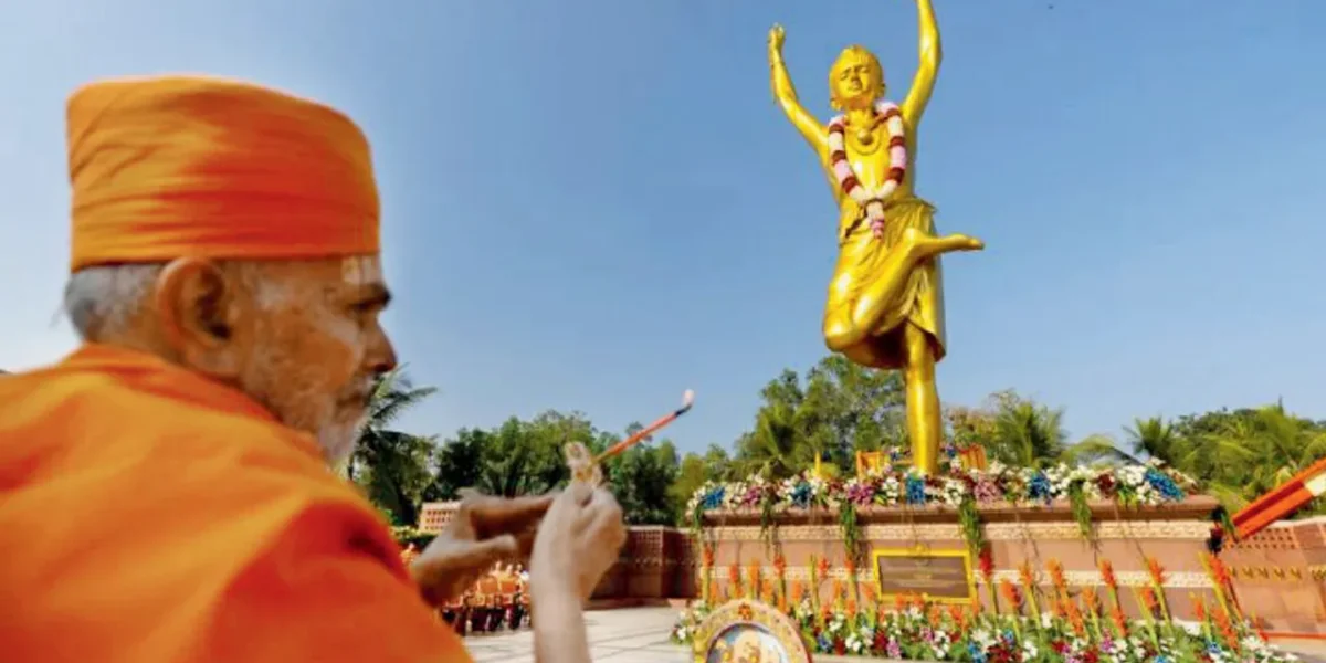 ગાંધીનગરના અક્ષરધામમાં મહંતસ્વામી મહારાજે 49 ફૂટ ઉંચી નીલકંઠવર્ણી મહારાજની મૂર્તિની પ્રતિષ્ઠા કરી