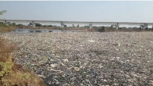 અંકલેશ્વર: બોરીદરા આંબોલી ગામની સીમમાં ખાનગી તળાવને સોલીડ વેસ્ટ ડંપિંગ સાઇટ બનાવી દેવાઈ, તંત્રએ કાર્યવાહી હાથ ધરી