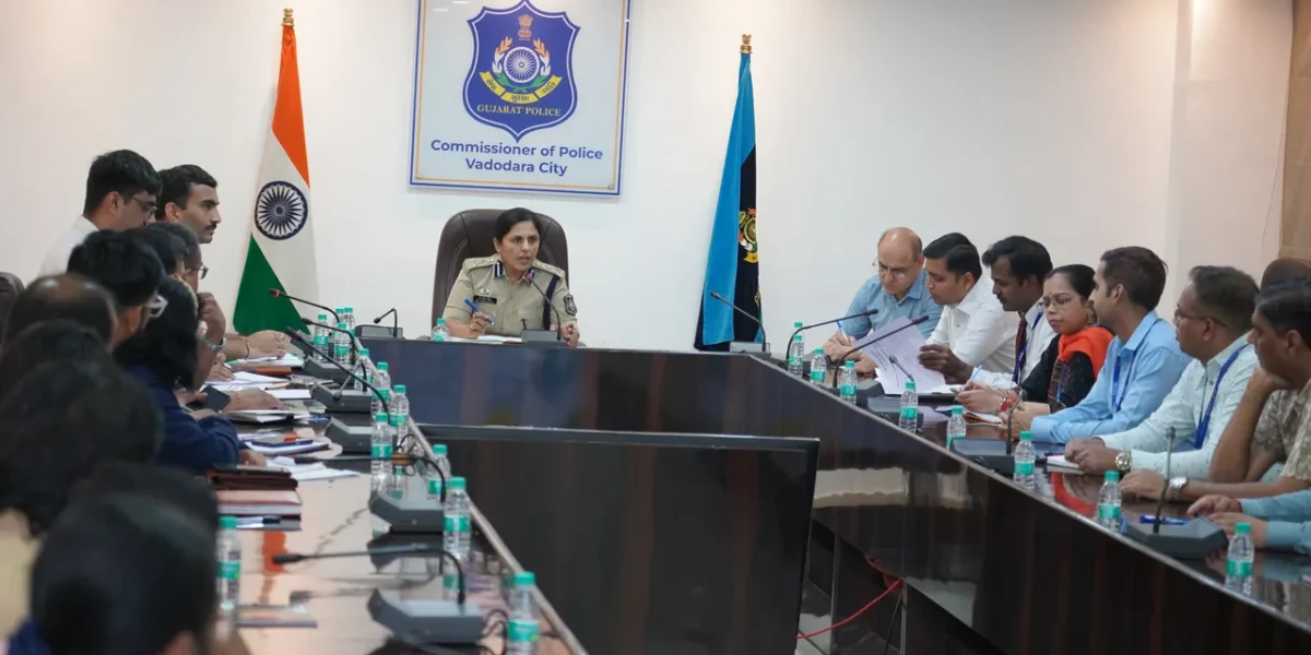વડોદરા : સાયબર ફ્રોડ માટે બેંકોની બેદરકારી પણ જવાબદાર..!, પોલીસ અને બેંક અધિકારીઓ વચ્ચે બેઠક યોજાય…