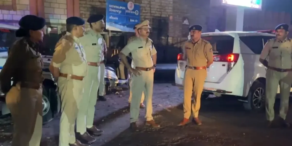 જૂનાગઢ : જિલ્લા પોલીસ વડાએ શહેરના જુદા જુદા સંવેદનશીલ વિસ્તારોમાં કર્યું પેટ્રોલિંગ…