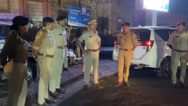 જૂનાગઢ : જિલ્લા પોલીસ વડાએ શહેરના જુદા જુદા સંવેદનશીલ વિસ્તારોમાં કર્યું પેટ્રોલિંગ…