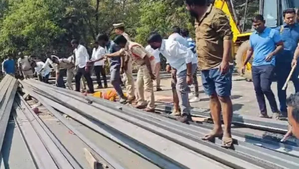 તેલંગાણાઃ વારંગલમાં રેલવે ટ્રેકના સળિયા ટ્રકથી ઓટોમાં પડ્યા, 7ના મોત, 6 ઘાયલ